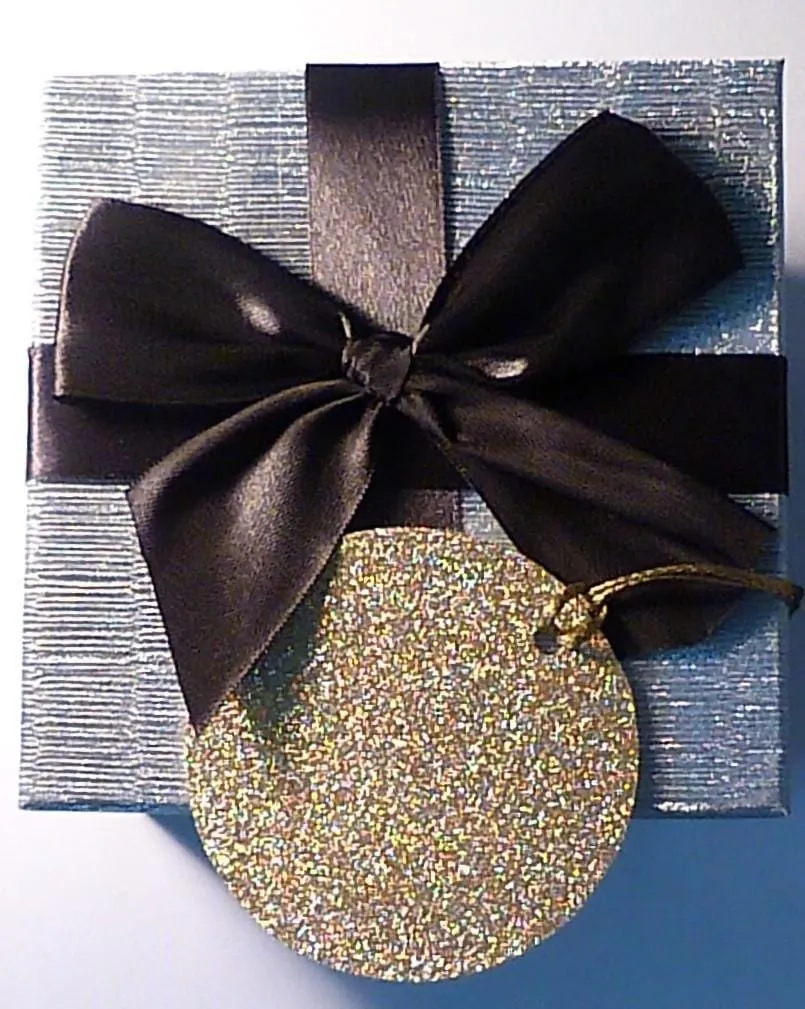 Kigu compacts 1950s muscial powder box