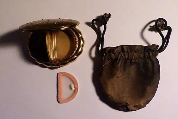 Kigu compacts 1950s muscial powder box