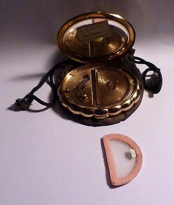 Kigu compacts 1950s muscial powder box