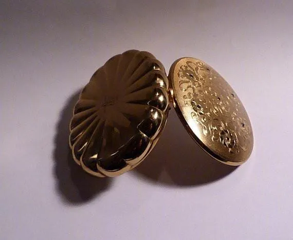 Kigu compacts 1950s muscial powder box